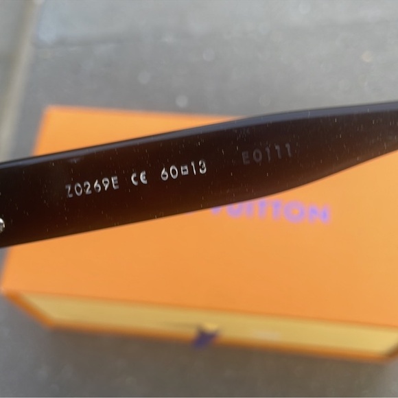 Louis Vuitton Black large frame sunglasses with silver sparkles w/unbranded box - Picture 6 of 9